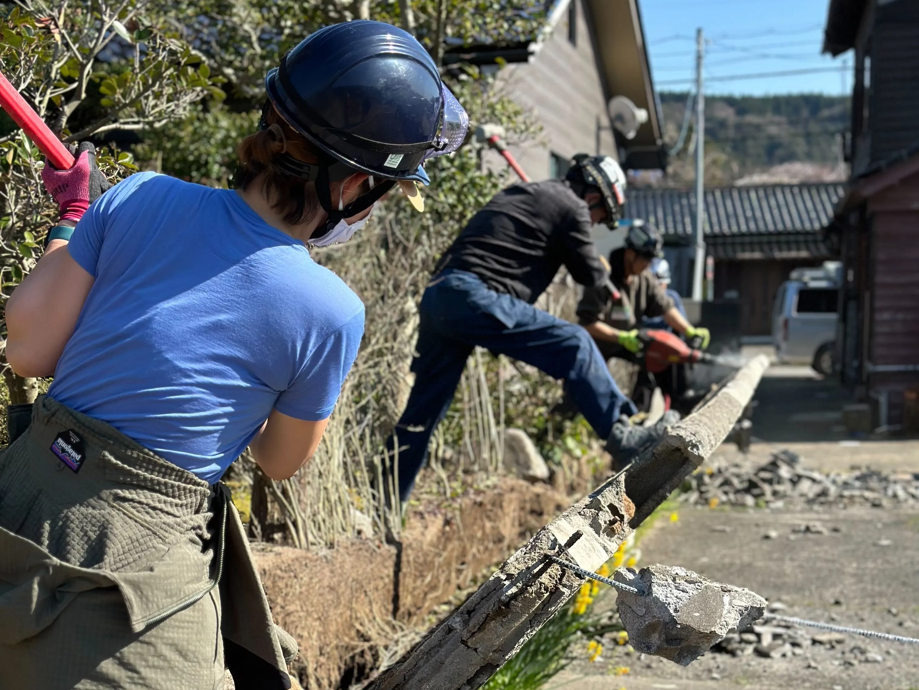 被災地で支援活動をする様子の写真