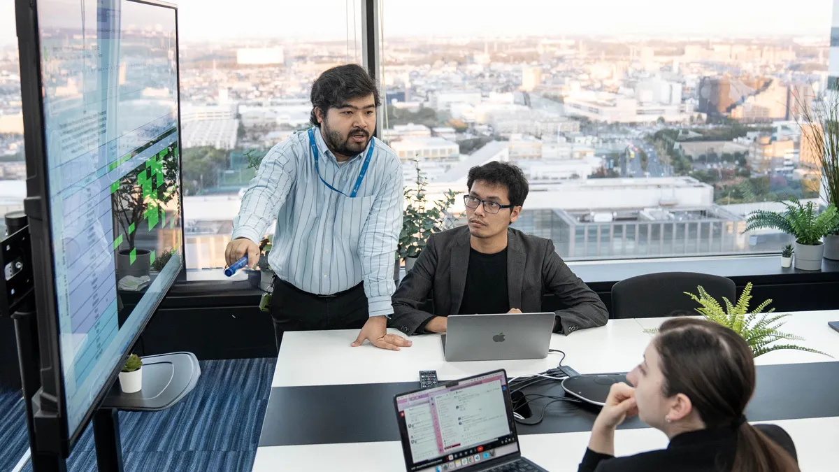 外国籍社員がミーティングで活躍している写真