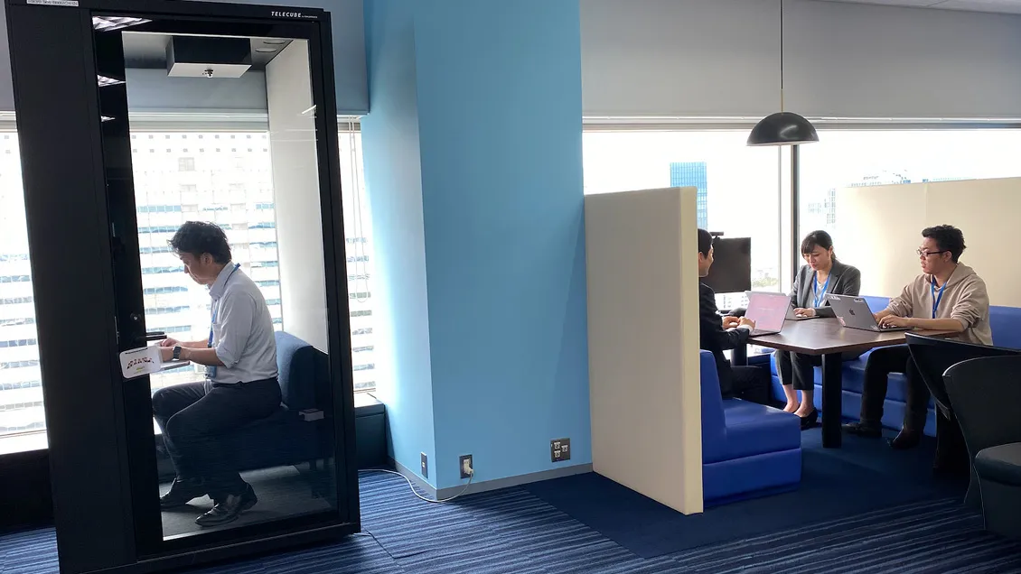 個室ブースとコラボレーションスペースの写真