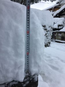 15日08:37　三重県四日市市 四日市市北部、朝8時半時点。積雪は30～35センチ。まだ積もるのかなぁ？明朝の出勤できるのか！？